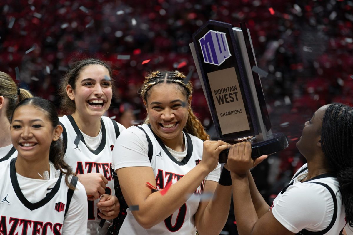 El equip femenil de la Universidad Estatal de San Diego celebra con el trofeo de la Mountain West Conference tras vencer 68-59 a la Universidad Estatal de California, Fresno el sábado 21 de febrero de 2026 en Viejas Arena.