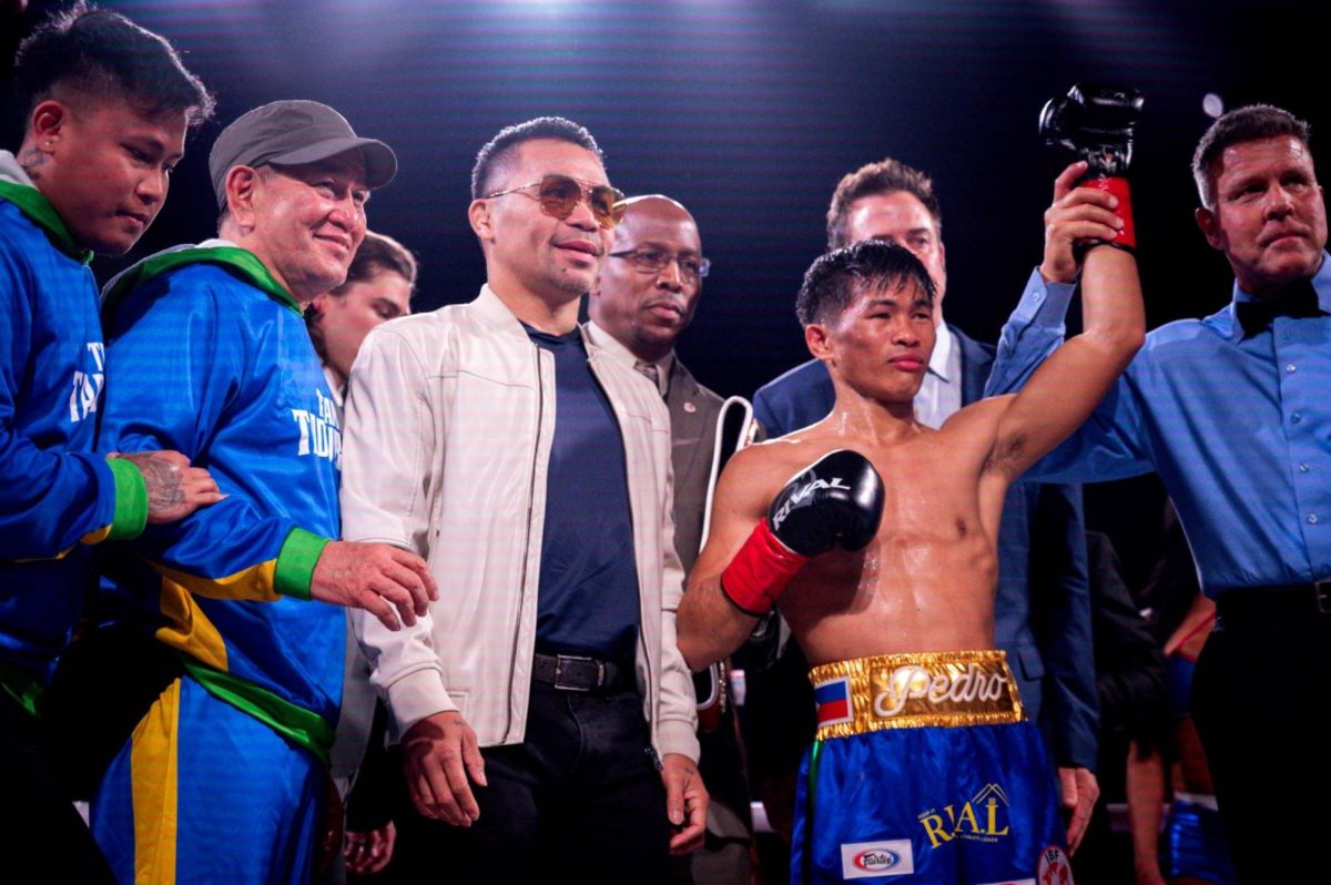 Main Event: Pérez vs. Taduran - Taduran with his hand raised for the win alongside Manny Pacquio